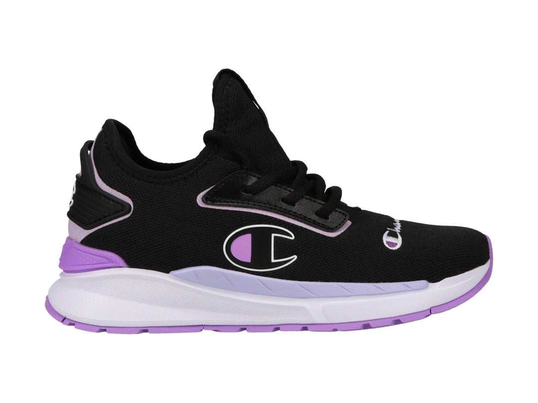 Tenis deportivos Champion color negro con detalles en morado y suela blanca.