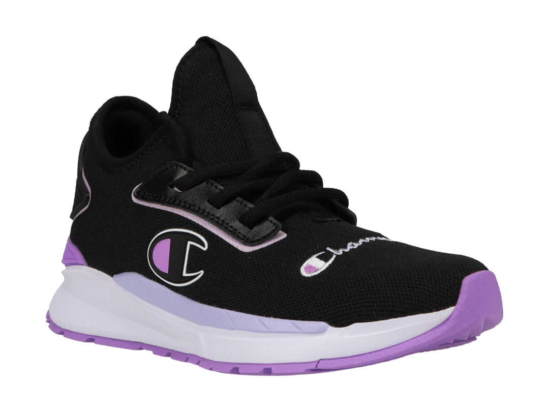 Tenis deportivos Champion color negro con detalles en morado y suela blanca.