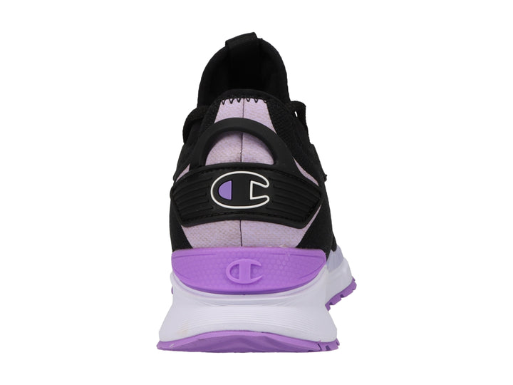 Tenis deportivos Champion color negro con detalles en morado y suela blanca.