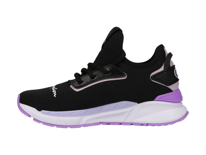 Tenis deportivos Champion color negro con detalles en morado y suela blanca.