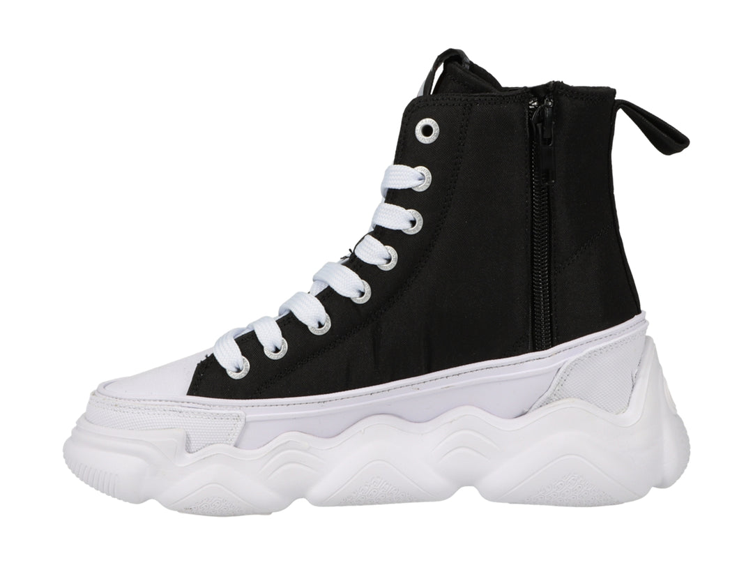 Tenis Champion de bota alta en colores negro y blanco con suela de plataforma blanca ondulada.