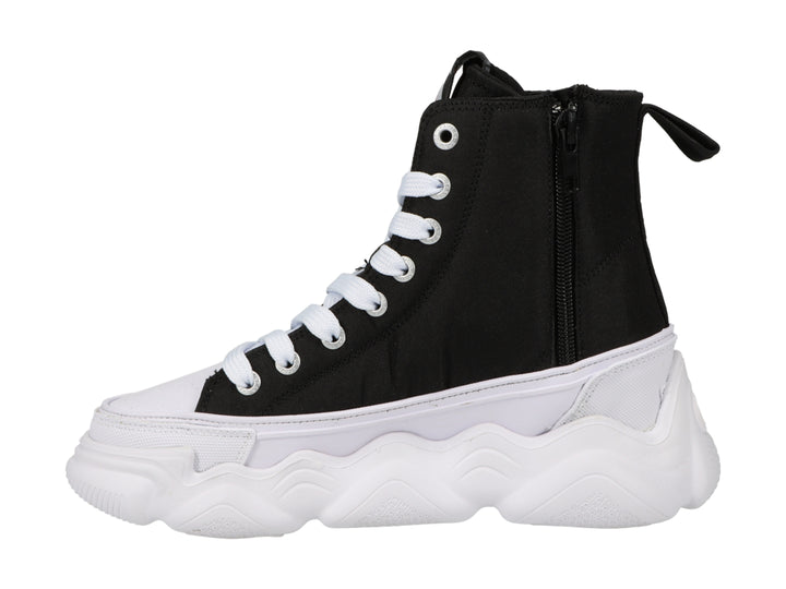 Tenis Champion de bota alta en colores negro y blanco con suela de plataforma blanca ondulada.