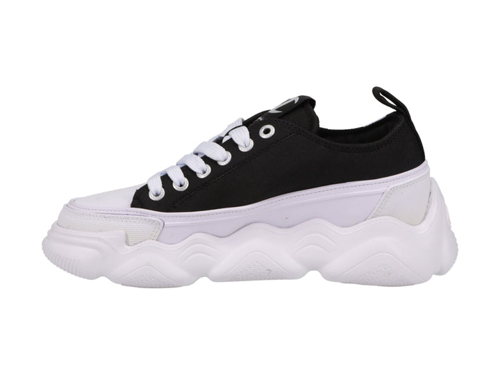 Tenis Champion de plataforma en colores blanco y negro con logotipo lateral.
