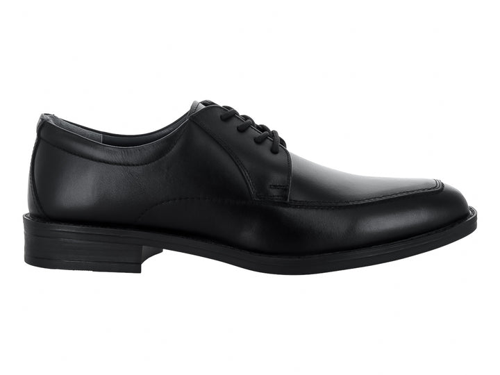 Zapato formal negro de material sintético brillante con cordones y suela plana.
