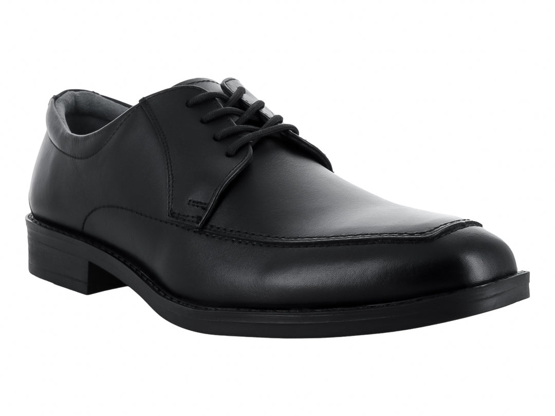 Zapato formal negro de material sintético brillante con cordones y suela plana.
