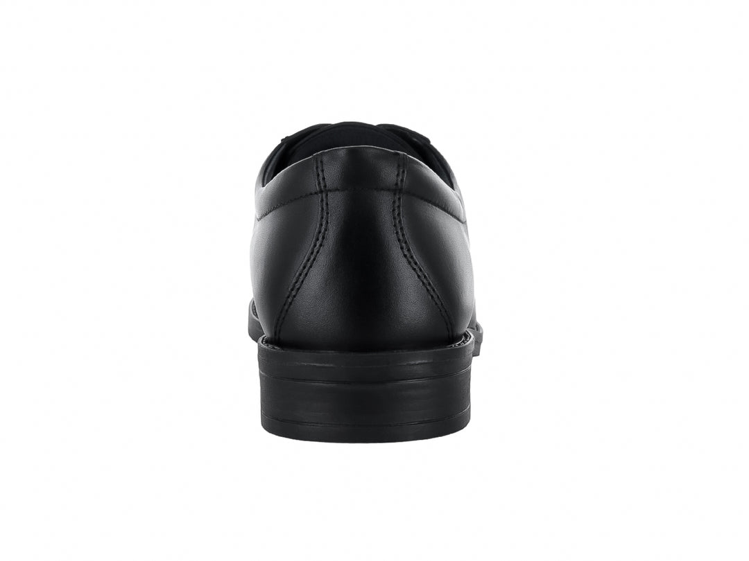 Zapato formal negro de material sintético brillante con cordones y suela plana.