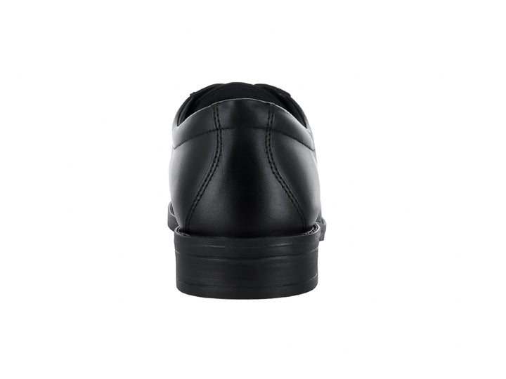 Zapato formal negro de material sintético brillante con cordones y suela plana.