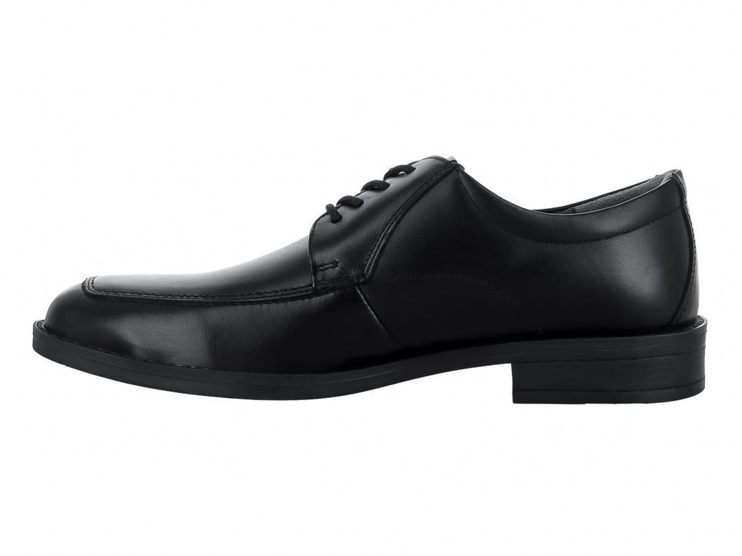 Zapato formal negro de material sintético brillante con cordones y suela plana.