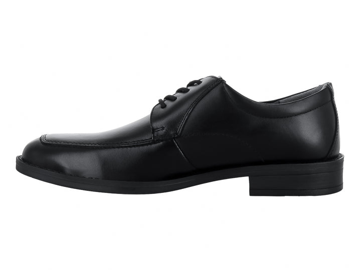 Zapato formal negro de material sintético brillante con cordones y suela plana.