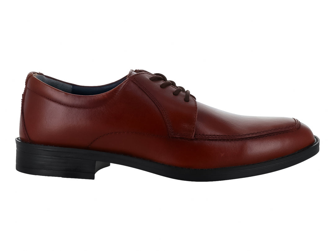 Zapato formal color marrón brandy con cordones y suela negra.