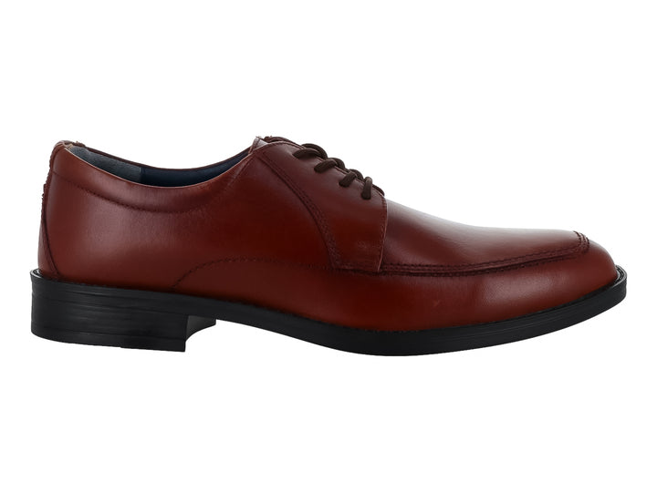 Zapato formal color marrón brandy con cordones y suela negra.