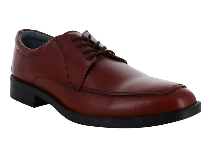 Zapato formal color marrón brandy con cordones y suela negra.