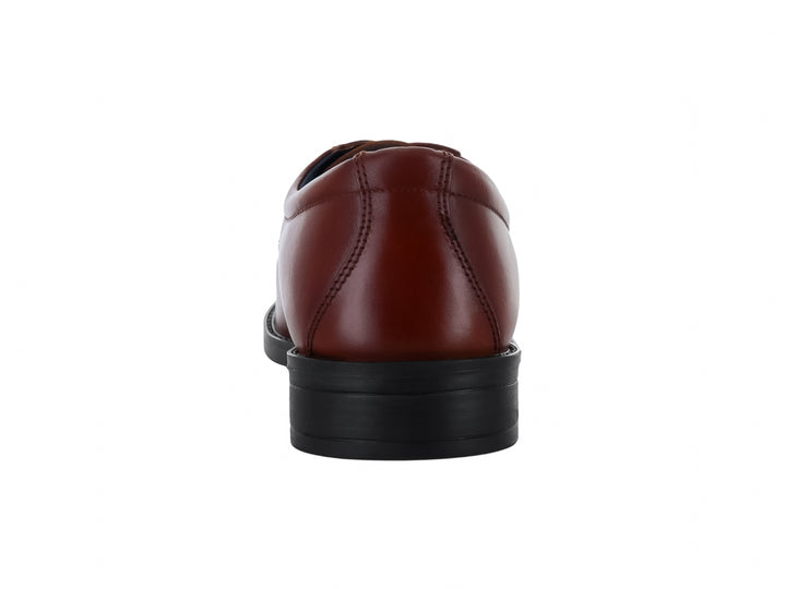 Zapato formal color marrón brandy con cordones y suela negra.