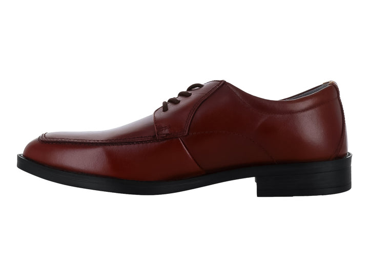 Zapato formal color marrón brandy con cordones y suela negra.