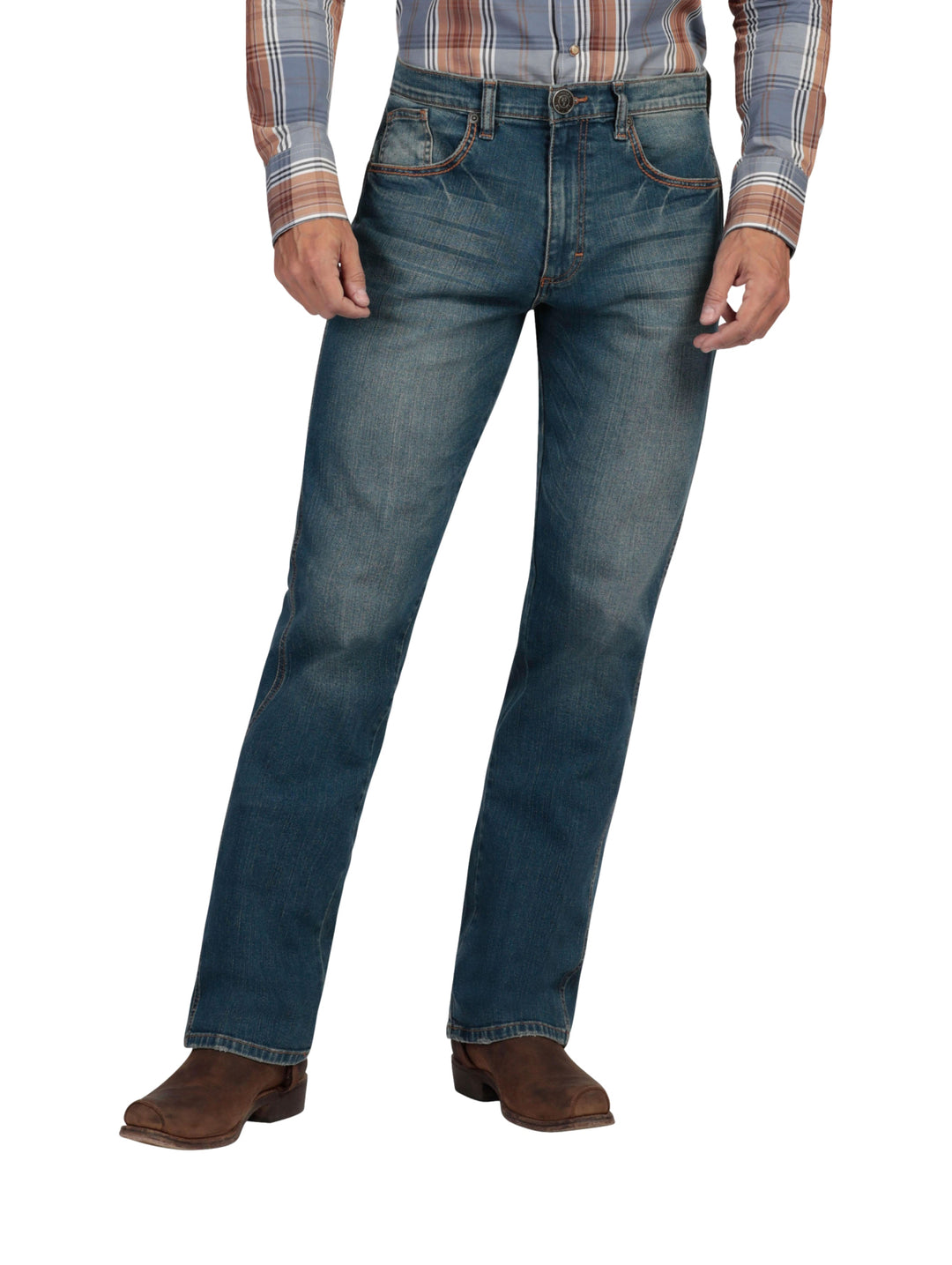 Hombre vistiendo pantalones Wrangler Stone Jeans Slim de color azul con efecto lavado.