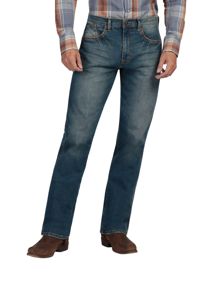 Hombre vistiendo pantalones Wrangler Stone Jeans Slim de color azul con efecto lavado.