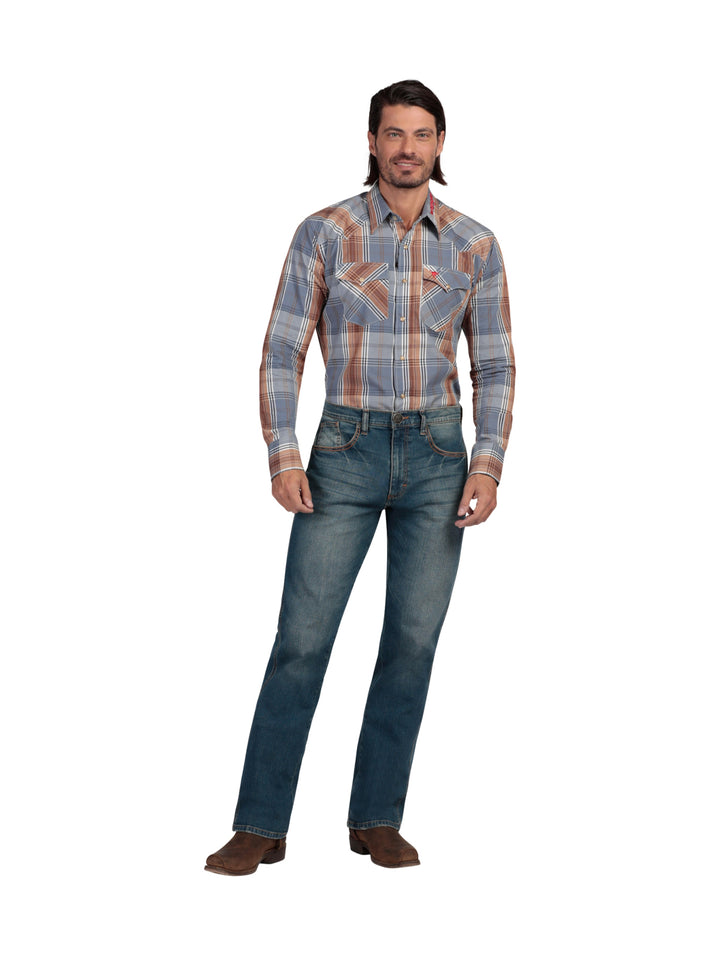 Hombre vistiendo pantalones Wrangler Stone Jeans Slim de color azul con efecto lavado.