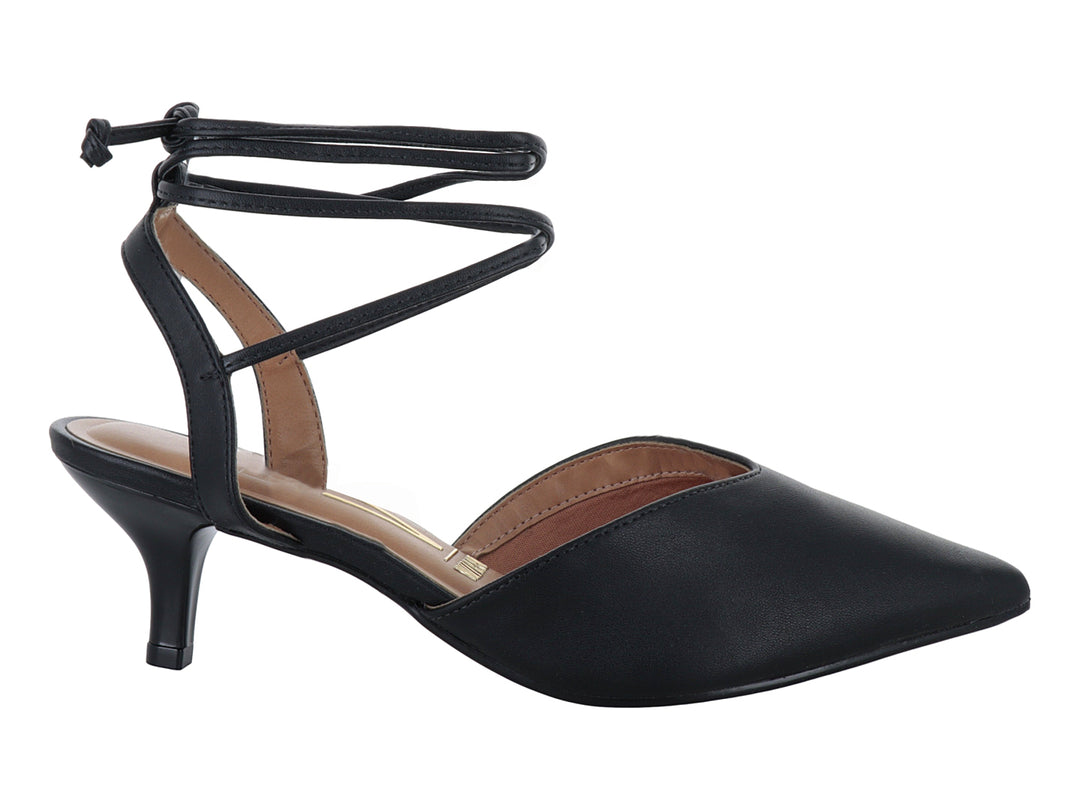 Zapato de tacón bajo color negro para mujer con punta cerrada y tiras negras que se amarran al tobillo.