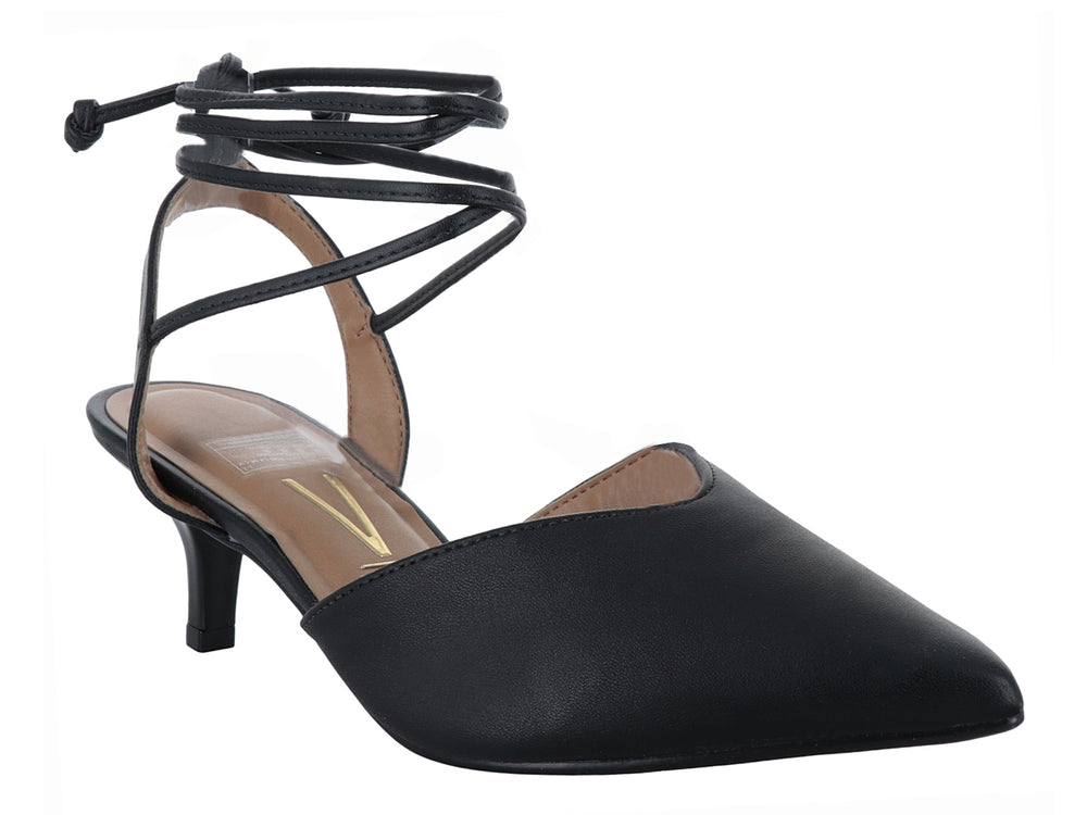 Zapato de tacón bajo color negro para mujer con punta cerrada y tiras negras que se amarran al tobillo.