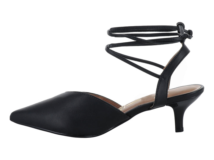 Zapato de tacón bajo color negro para mujer con punta cerrada y tiras negras que se amarran al tobillo.