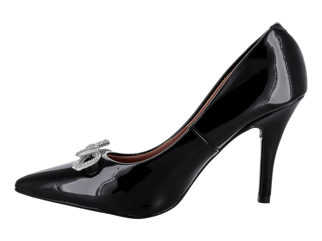 Zapato de tacón negro brillante con un moño de cristales plateados en la punta.