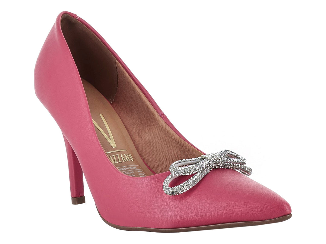Zapato de tacón alto color rosa con un moño decorativo de cristales plateados en la punta.