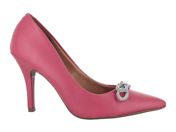 Zapato de tacón alto color rosa con un moño decorativo de cristales plateados en la punta.
