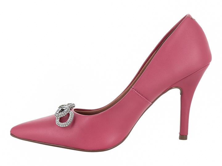 Zapato de tacón alto color rosa con un moño decorativo de cristales plateados en la punta.