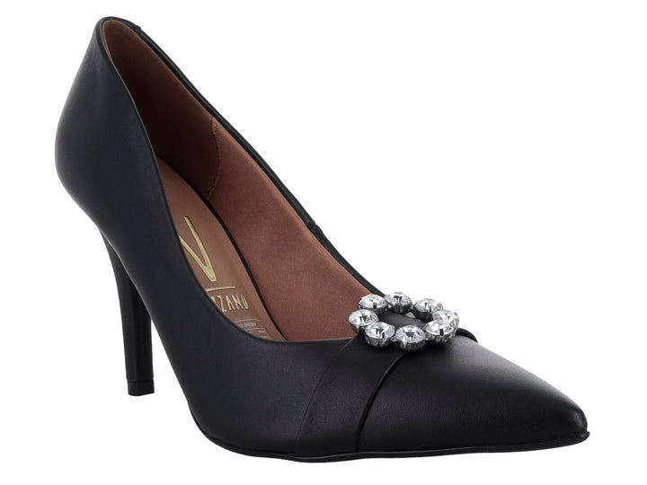 Zapato de tacón alto color negro con un broche decorativo de cristales en la punta.
