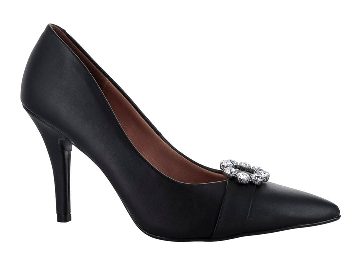 Zapato de tacón alto color negro con un broche decorativo de cristales en la punta.