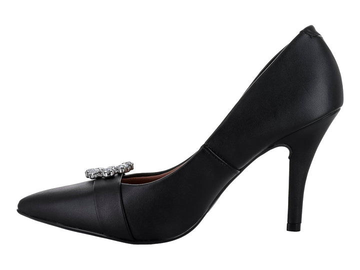 Zapato de tacón alto color negro con un broche decorativo de cristales en la punta.