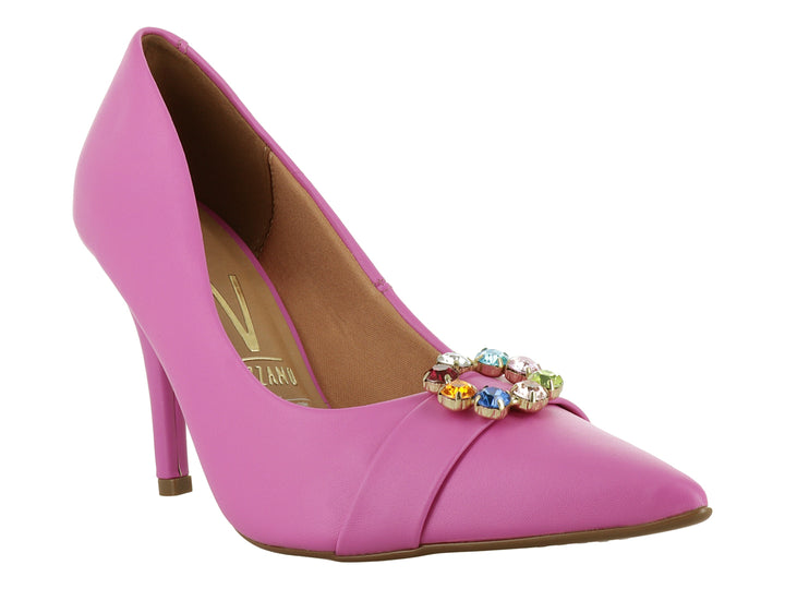 Zapato de tacón alto color rosa neón con punta fina y un broche decorativo multicolor en la parte frontal.