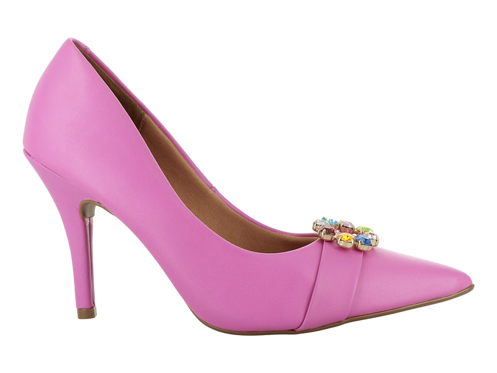 Zapato de tacón alto color rosa neón con punta fina y un broche decorativo multicolor en la parte frontal.