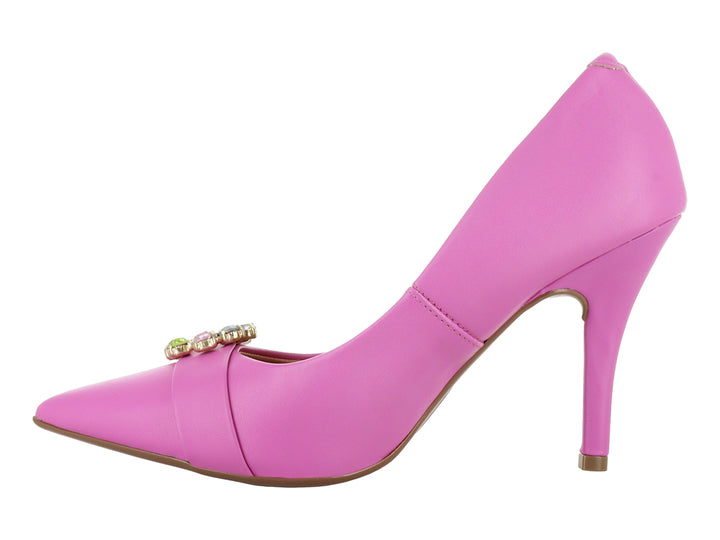 Zapato de tacón alto color rosa neón con punta fina y un broche decorativo multicolor en la parte frontal.