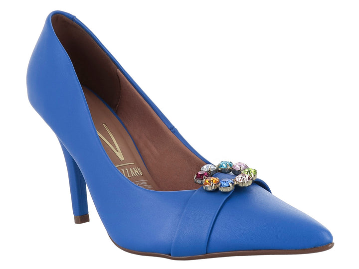 Zapato de tacón alto color azul cobalto con un broche decorativo multicolor en la parte frontal.