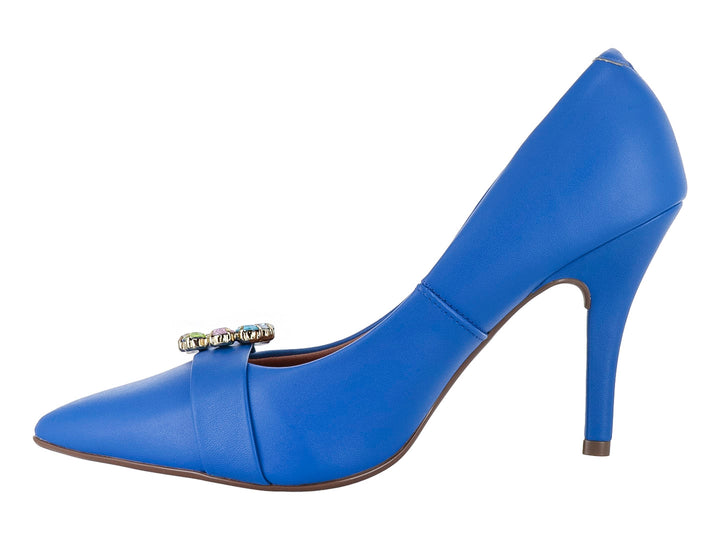 Zapato de tacón alto color azul cobalto con un broche decorativo multicolor en la parte frontal.