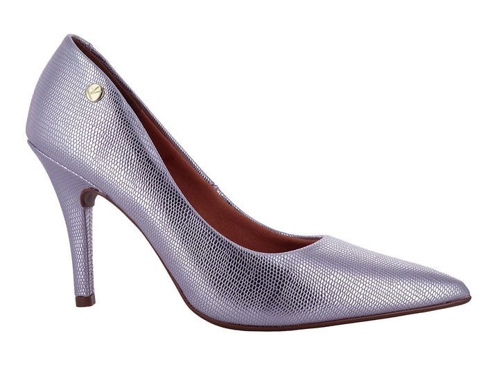 Zapato de tacón alto Vizzano color rosa metalizado con textura de piel de lagarto y punta fina.