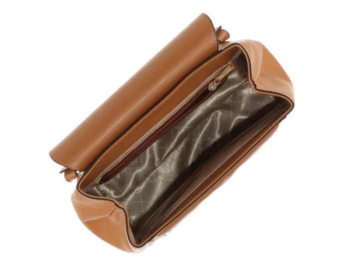 Bolso de hombro Westies en color tan con diseño estructurado, asa superior y detalle metálico frontal.