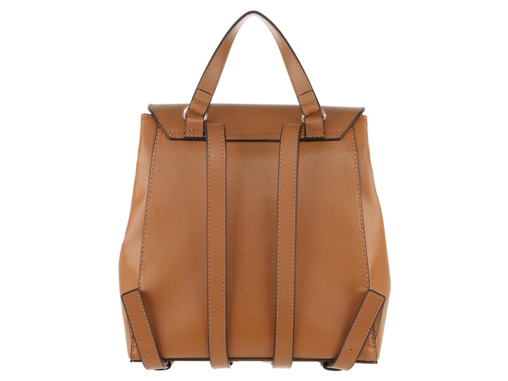 Bolso de hombro Westies en color tan con diseño estructurado, asa superior y detalle metálico frontal.