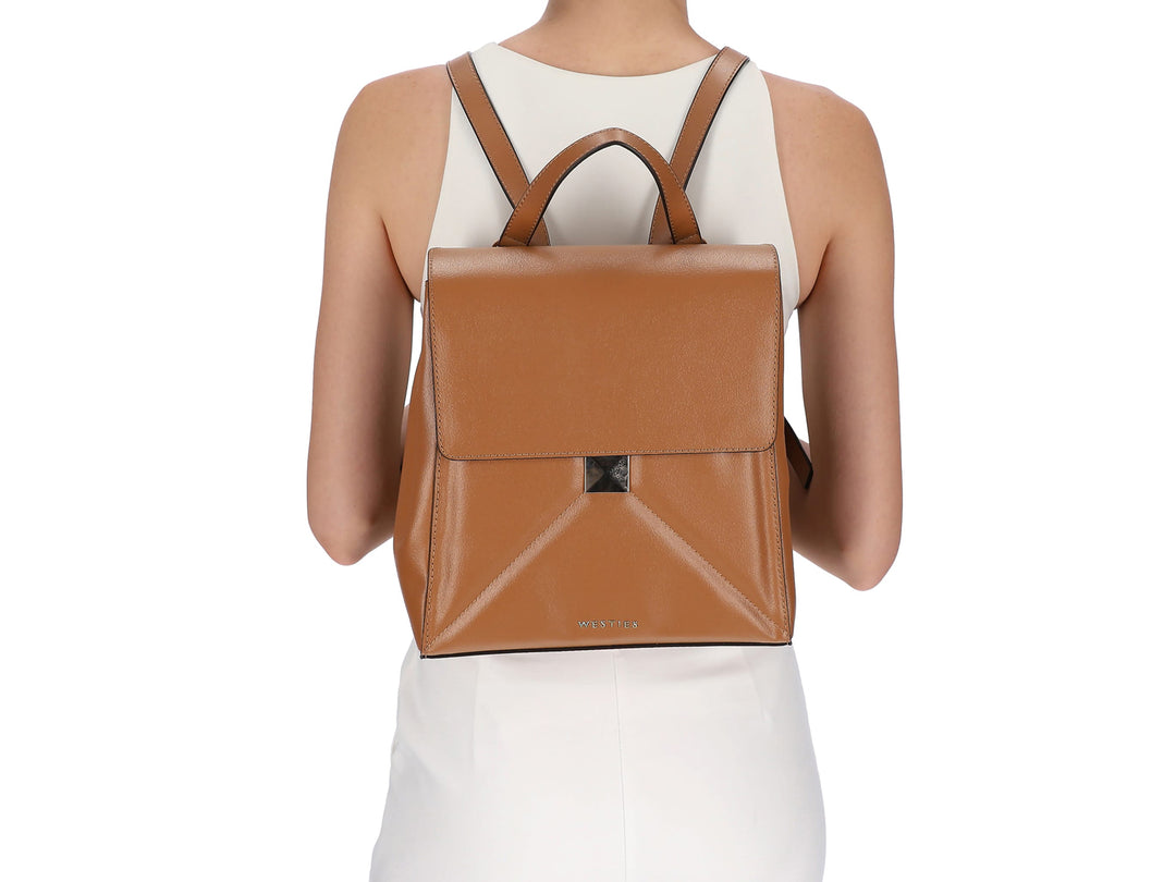 Bolso de hombro Westies en color tan con diseño estructurado, asa superior y detalle metálico frontal.