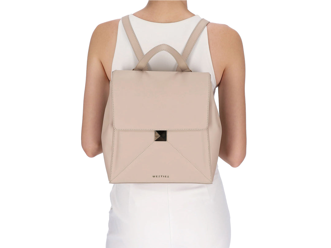Mochila color nude de Westies con asa superior y herraje dorado cuadrado.