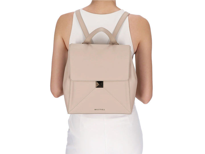Mochila color nude de Westies con asa superior y herraje dorado cuadrado.