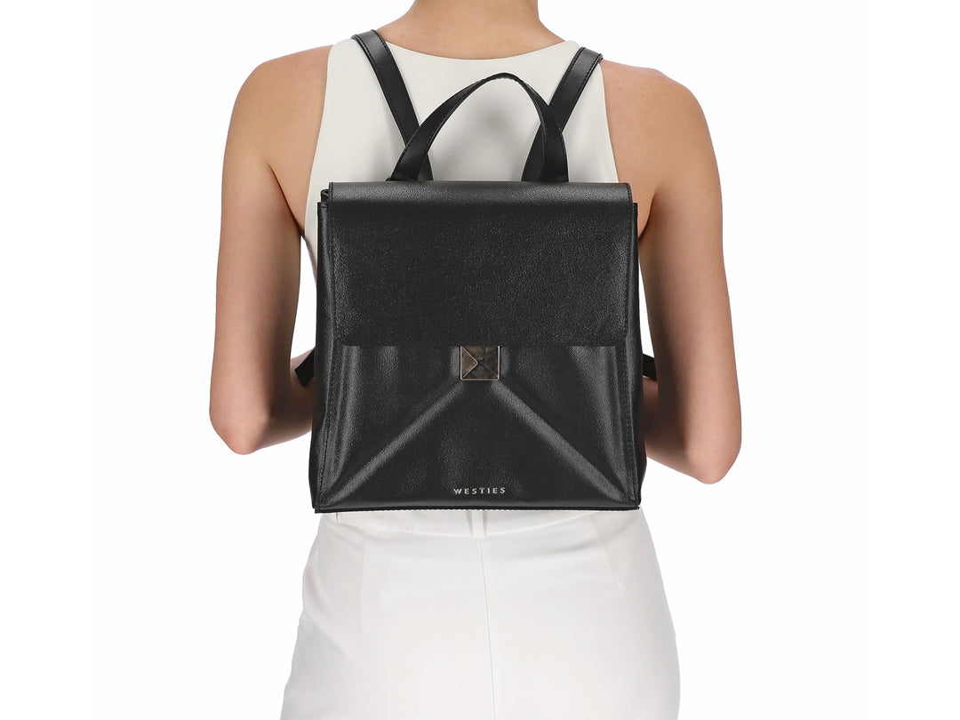 Bolso de hombro Westies color negro con asa superior, solapa frontal y detalle metálico dorado en el centro.