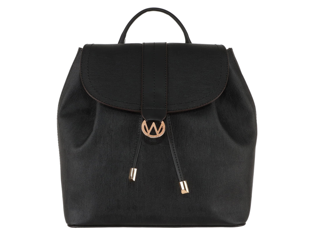 Mochila Westies color negro con textura rugosa, solapa frontal y detalles metálicos en tono dorado.
