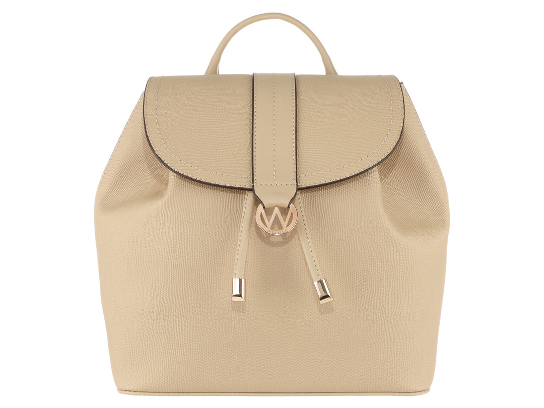 Bolso tipo mochila color beige de la marca Westies con solapa frontal y herrajes dorados.
