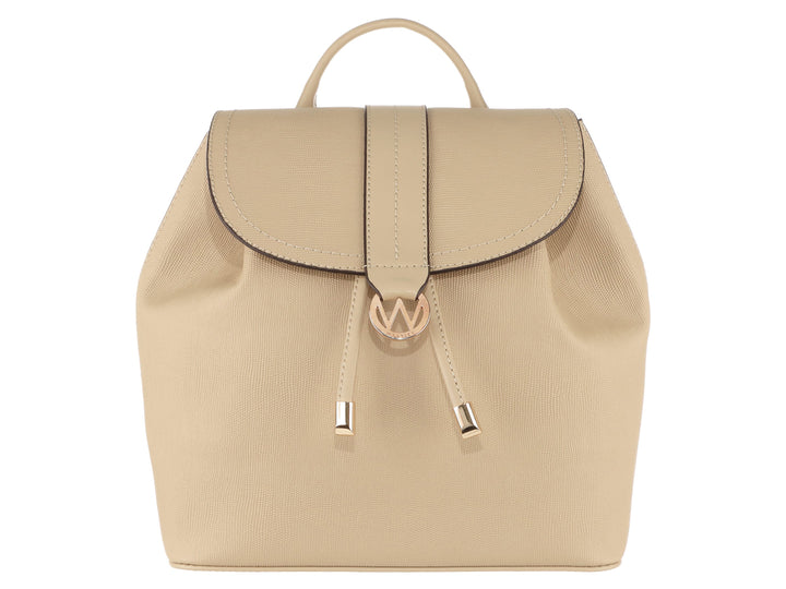Bolso tipo mochila color beige de la marca Westies con solapa frontal y herrajes dorados.
