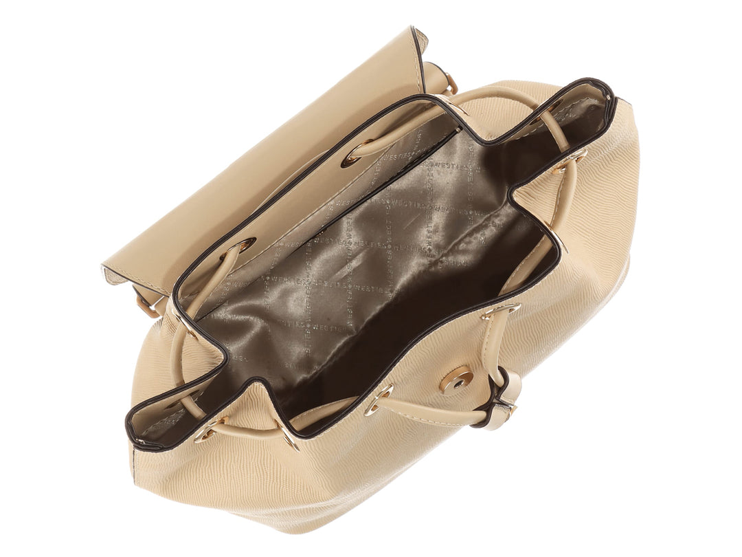 Bolso tipo mochila color beige de la marca Westies con solapa frontal y herrajes dorados.