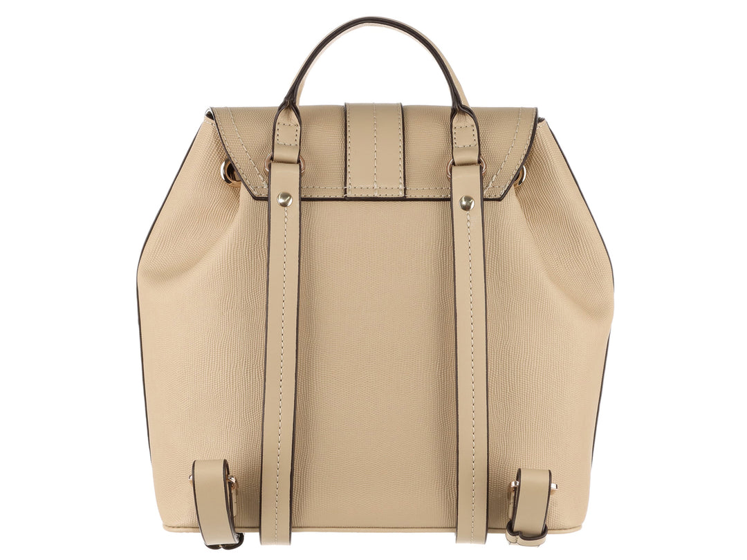 Bolso tipo mochila color beige de la marca Westies con solapa frontal y herrajes dorados.