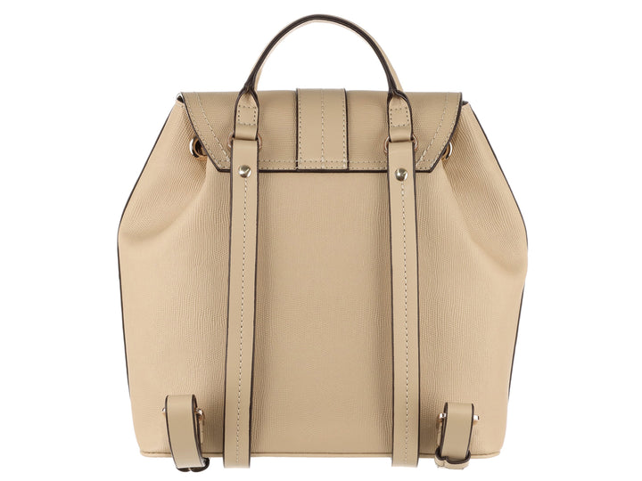 Bolso tipo mochila color beige de la marca Westies con solapa frontal y herrajes dorados.