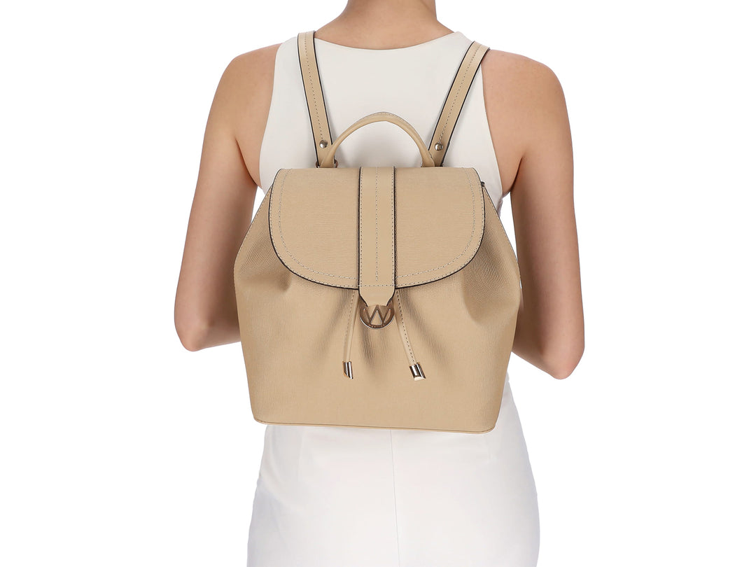 Bolso tipo mochila color beige de la marca Westies con solapa frontal y herrajes dorados.